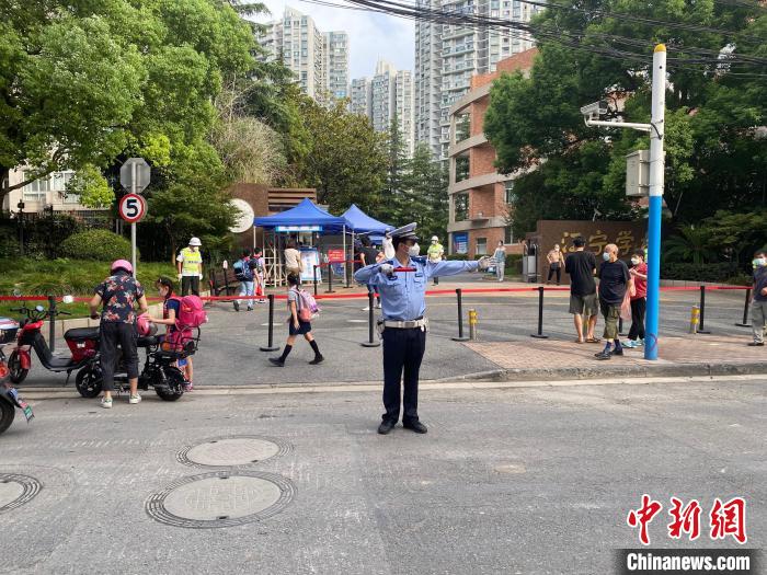 辅警正在学校附近路口维持秩序。　上海警方供图