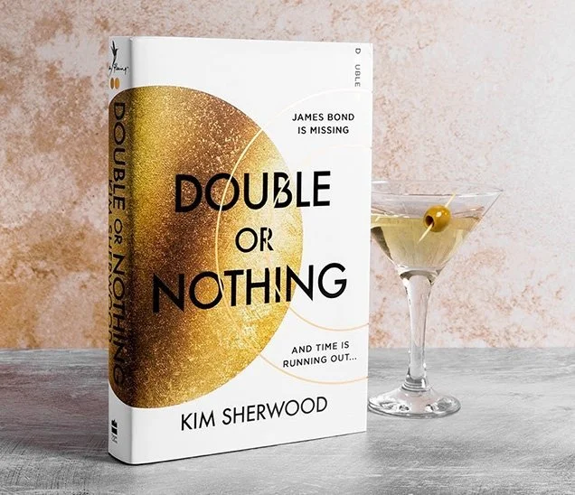 《Double Or Nothing》同邦德最爱的鸡尾酒Vesper并置摆拍 Harper Collins 图