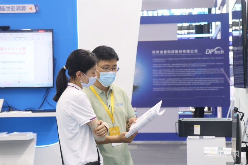 每一个展区都有讲解员为前来观展的市民做介绍（央广网记者 赵家慧 摄）