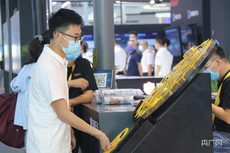 市民在展区进行体验（央广网记者 赵家慧 摄）