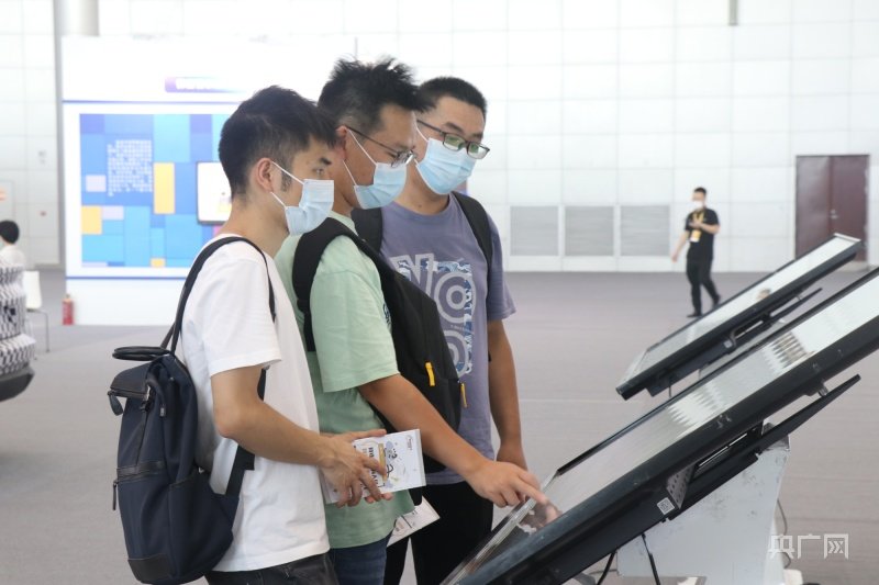 市民结伴而行，一起认真了解网络安全科普知识（央广网记者 赵家慧 摄）