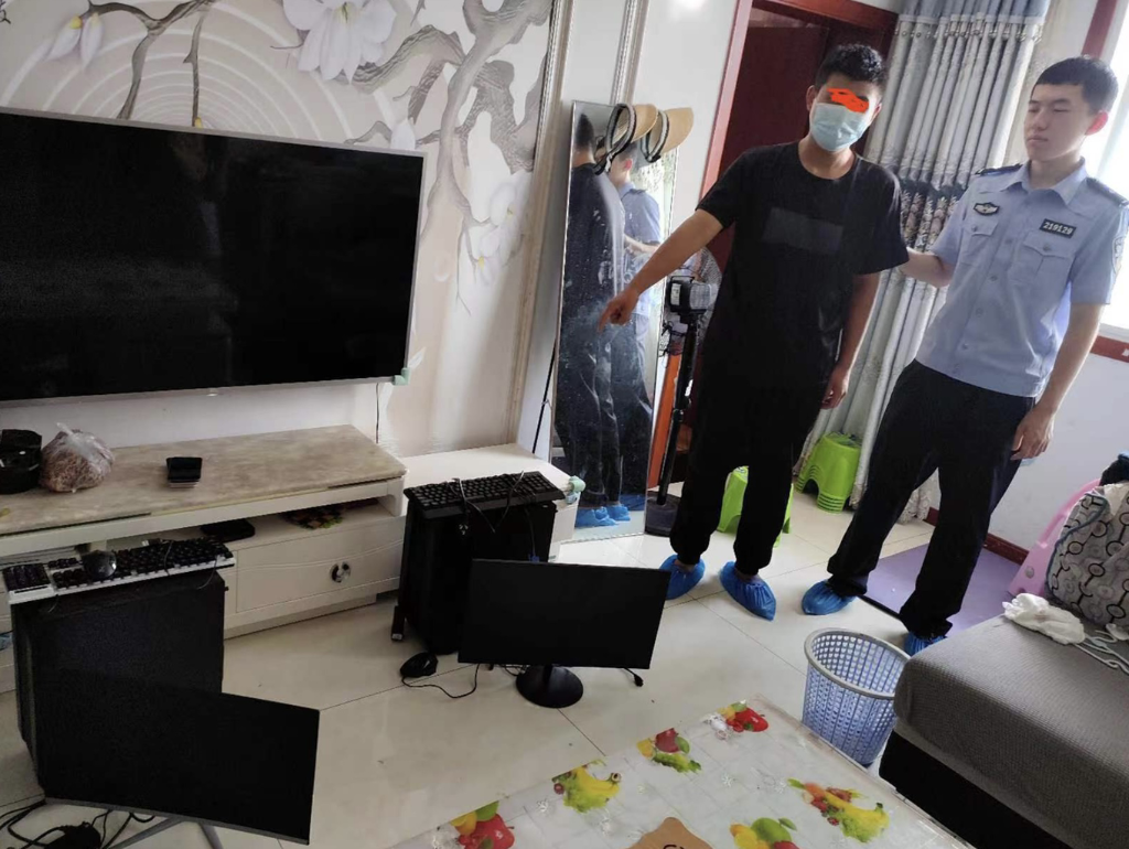 犯罪嫌疑人指认涉案电脑。奉节警方供图