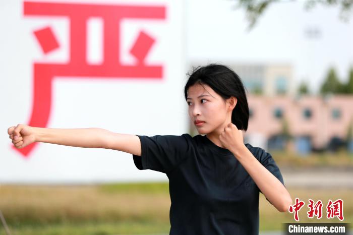 学员正在练习擒敌拳。　梁犇 摄