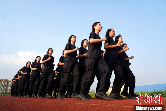 学员进行体能训练。　梁犇 摄