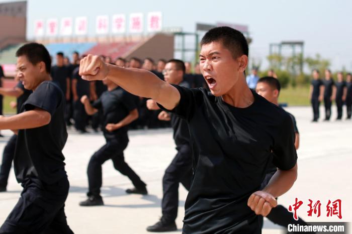 学员正在练习擒敌拳。　梁犇 摄