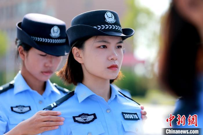 警队中开始出现“00后”的身影，教员正在指导队列动作。　梁犇 摄