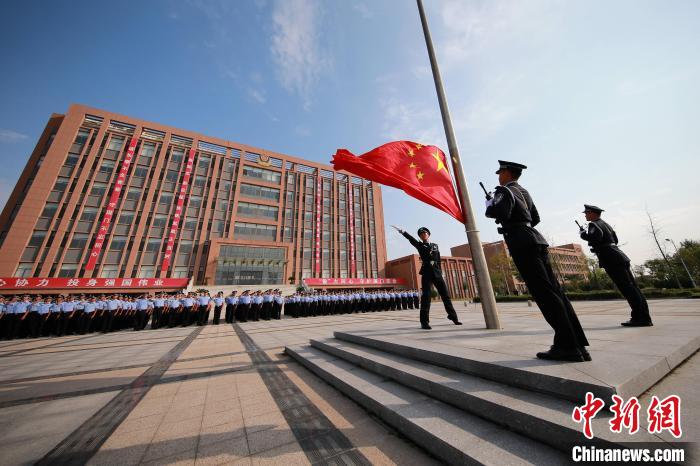 新警培训队举行升国旗仪式。　梁犇 摄