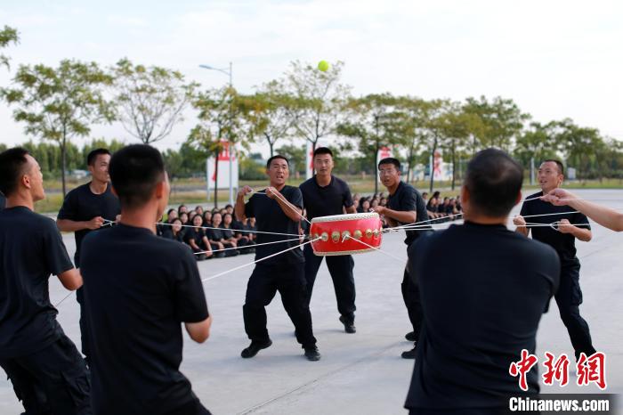 学员正在进行心理行为训练，培养团队精神。　梁犇 摄