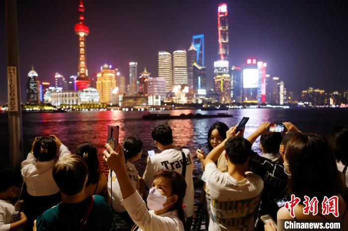 游客在外滩滨江步道上合影。　殷立勤 摄