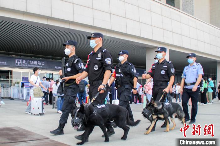 合肥铁警全心守护出行安全 张子仪 摄