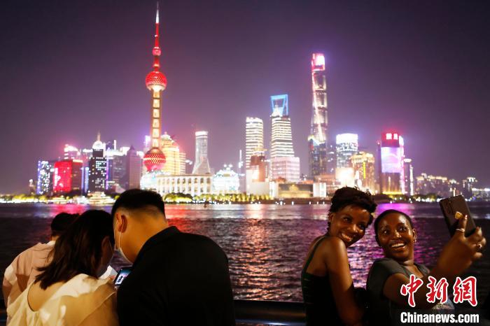 外籍游客在外滩滨江步道上合影。　殷立勤 摄