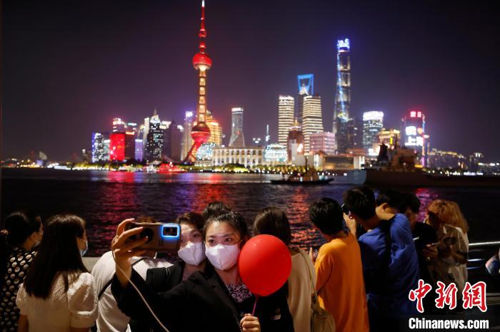 游客在外滩滨江步道上合影。　殷立勤 摄