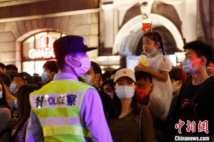 国庆期间民众欣赏上海黄浦江两岸夜景