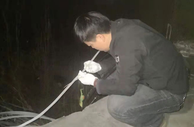 勘查现场。