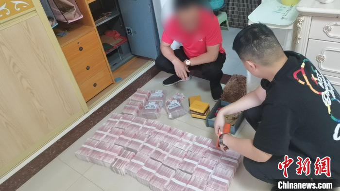 民警现场查获涉赌资金 于浩洋 摄