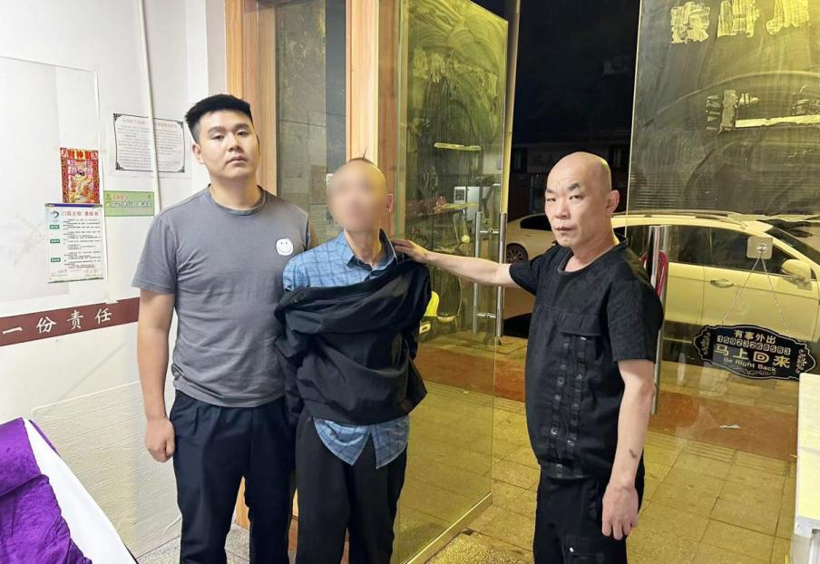 抓获嫌疑人黄某照片