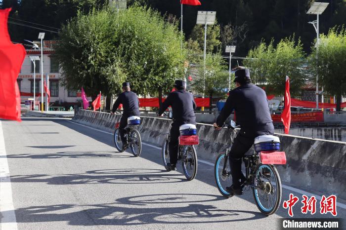 图为下亚东边境派出所“守望之星”骑行队深入辖区开展党的二十大精神宣讲。　关申建 摄