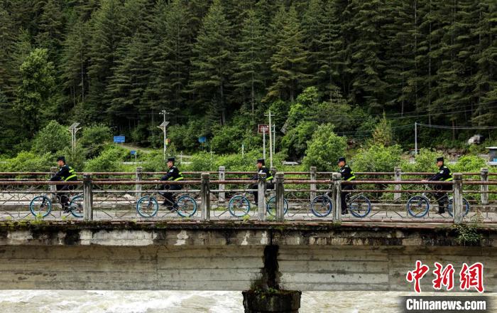 西藏日喀则：骑着“警车”巡逻打通服务“最后一公里”