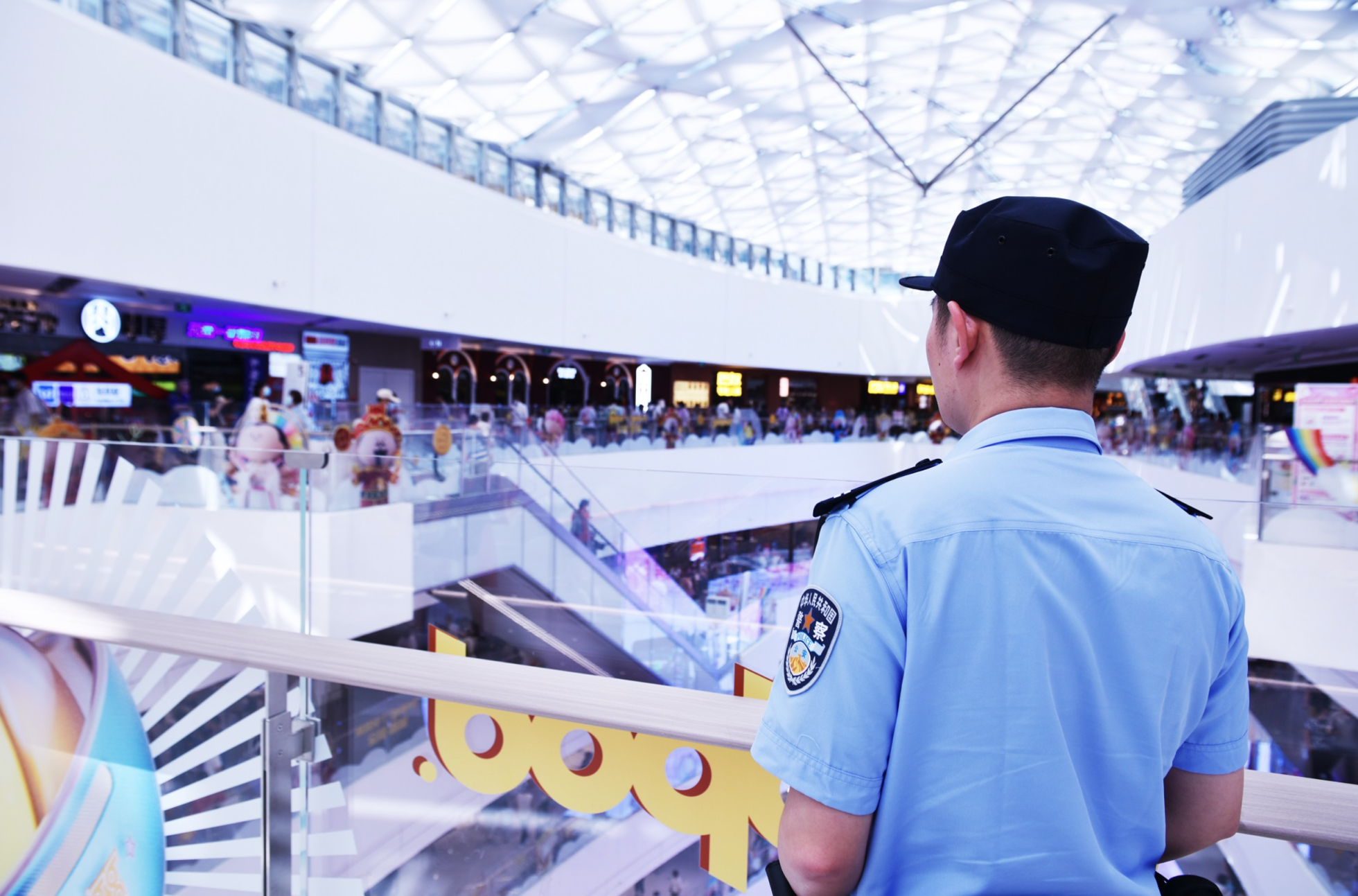 “端午节，我们得重点对一层的中国黄金、三层儿童娱乐区域、四层五层餐饮以及露天大平层等这些容易人流聚集的地方进行防盗、反诈宣传和安全隐患排查。”牛忠军向记者介绍京西大悦城的营业情况，随后佩戴好装备，带徒弟顺着人流进入了商场。