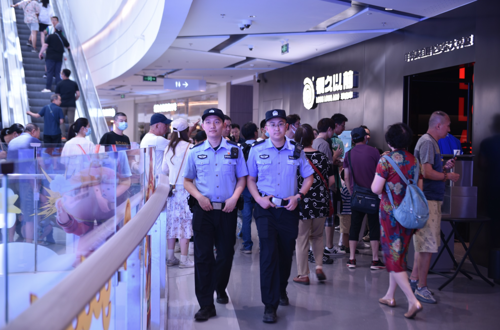 京西大悦城在6月18日开业当天就吸引了16万余人次的游客，现又逢端午节假期，客流量很大。北京石景山警方在大悦城专门成立警务室，优化警力资源配置，确保形成常态化、可持续、多层次的社会治理和安全防范模式。新古城派出所社区民警牛忠军从一早便开始巡视检查。