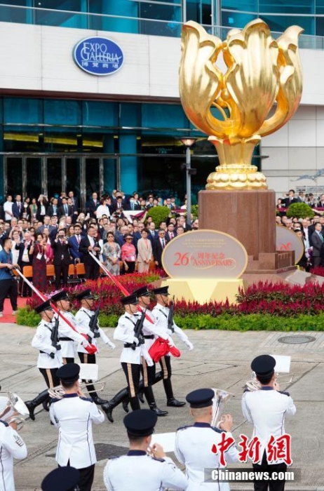 7月1日，庆祝香港回归祖国26周年升旗仪式在金紫荆广场举行。图为护旗队护卫中国国旗和香港特别行政区区旗进入广场。<a target='_blank' href='/'>中新社</a>记者 侯宇 摄