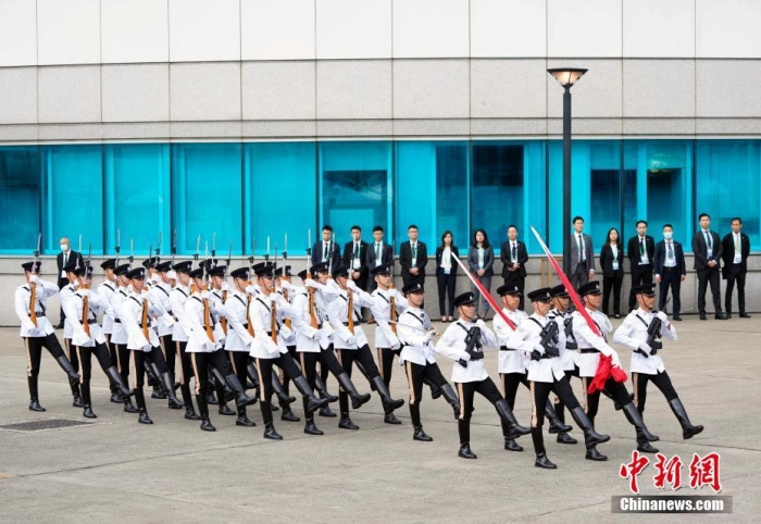 7月1日，庆祝香港回归祖国26周年升旗仪式在金紫荆广场举行。图为护旗队护卫中国国旗和香港特别行政区区旗进入广场。<a target='_blank' href='/'>中新社</a>记者 侯宇 摄