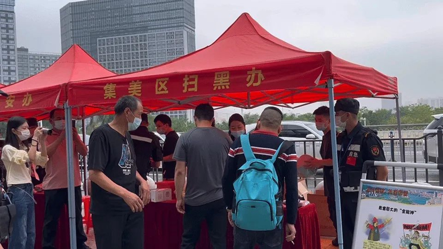 集美区扫黑办深入辖区向群众宣传扫黑除恶相关知识（资料图）。集美区委政法委供图