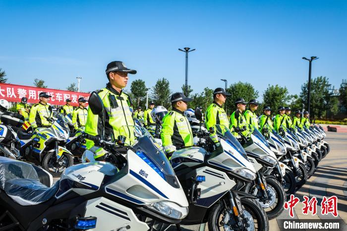 新疆投入30辆执勤执法摩托疏通独库公路“堵点”
