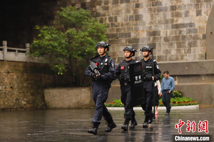 图为周日与战友在友谊关巡逻。　刘明月 摄