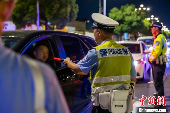 警方加强对夜间重点道路水路过站“人车物船”的安全检查。　江苏警方 供图