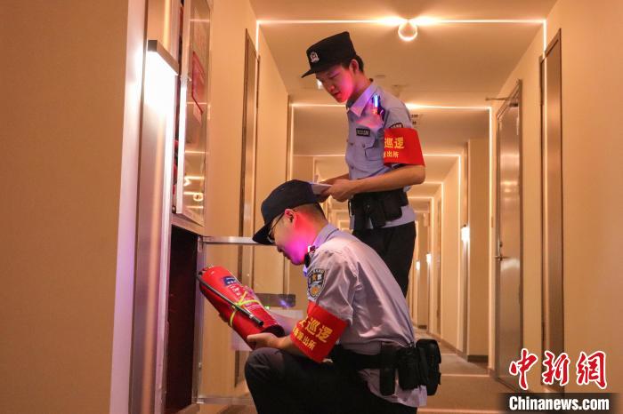 江苏警方巡查重点场所。　江苏警方 供图