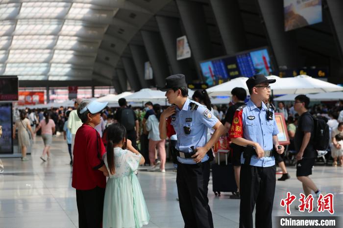 北京铁警开展夏季治安整治行动重拳打击危及行车安全等行为