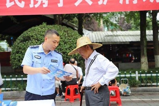图为网安民警向群众讲解网络安全知识。 秀山县公安局供图 图为网安民警向群众讲解网络安全知识。 秀山县公安局供图