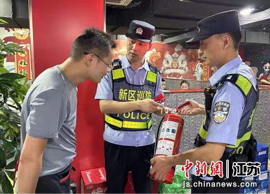 南京江北新区公安分局民警检查辖区夜市、用气单位、寄递业等重点场所。南京警方供图