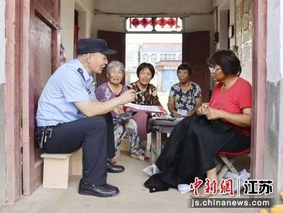 民警向辖区留守老人发放反诈宣传材料，讲解反诈知识。沭阳县公安局供图