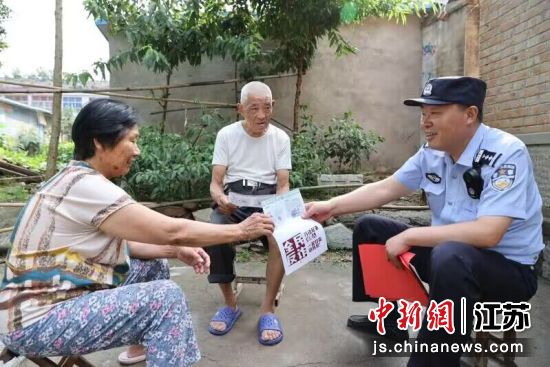 民警在辖区群众家中开展反诈宣传。沭阳县公安局供图