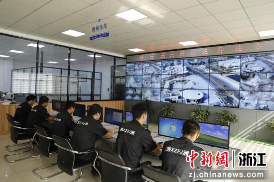 　　浙江秀洲依托“警云达”远程执法系统开创远程接处警新模式，实现民警全程线上指挥、辅警线下依令依规处置。　　中新社发 吴小娟 摄