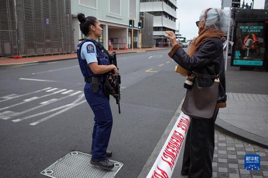 　　7月20日，在新西兰奥克兰，警方封锁枪击事件现场附近道路。新华社发（赵纲摄）