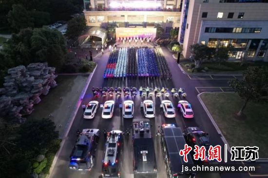 近千名公安民警辅警、武警民兵、城管队员、保安员和各领域志愿者集合列队，整装待发。