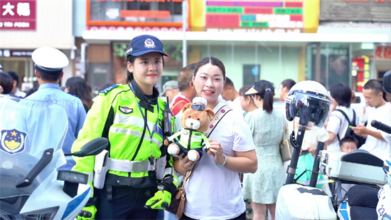 市民与长沙交警女铁骑互动。鲁钦轲摄