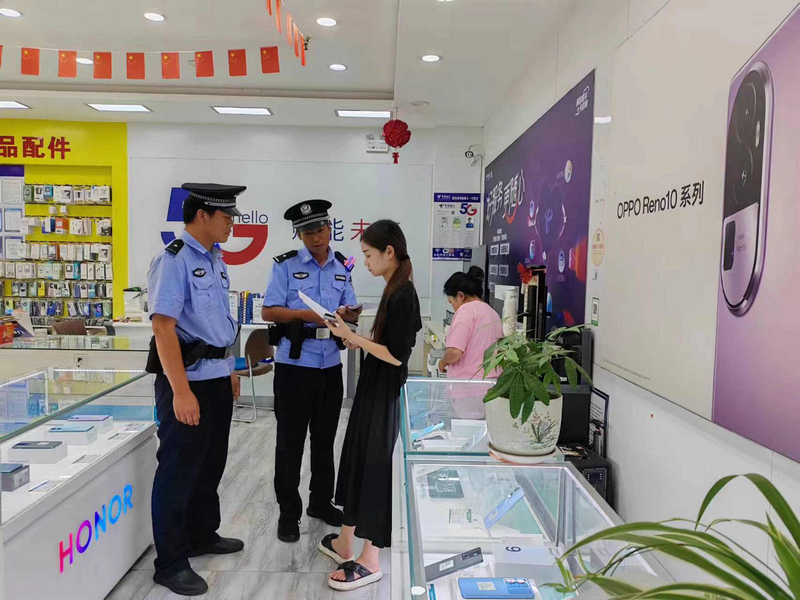 广泛发动网格员、协管员在辖区银行、超市、商店等场所进行传单发放和现场讲解。