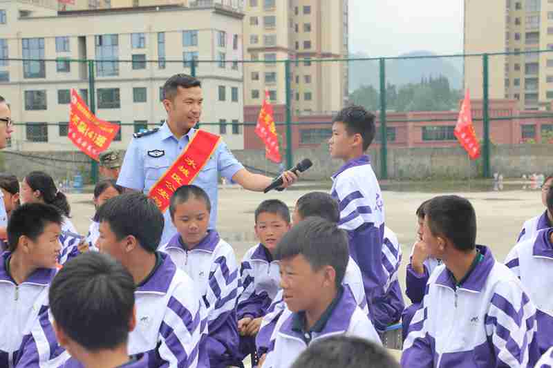 4、讲好“开学第一课”！水城公安“青枫”宣讲小分队走进老鹰山中学。