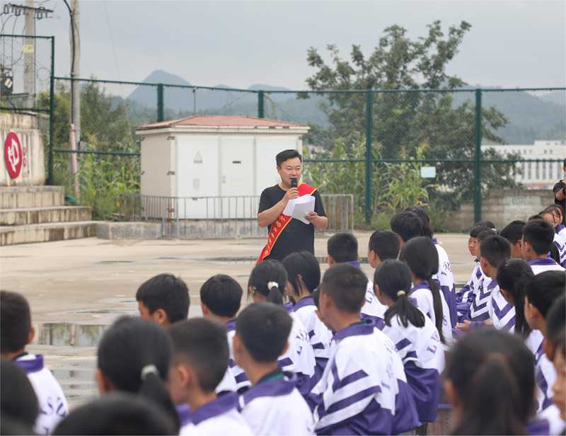 1、讲好“开学第一课”！水城公安“青枫”宣讲小分队走进老鹰山中学。