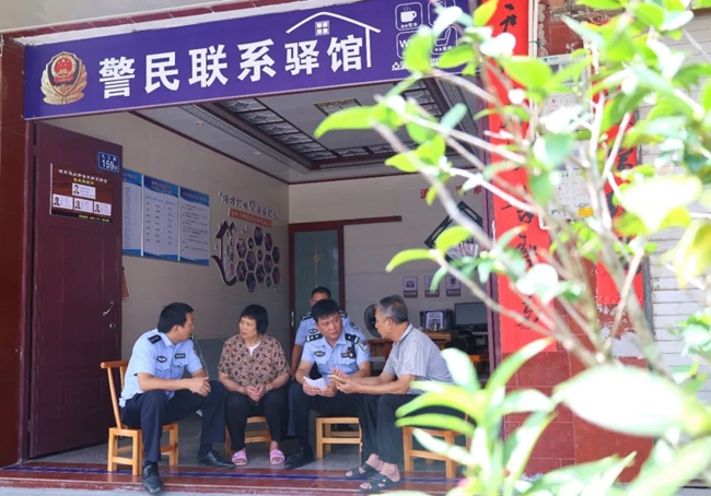 来驿馆咨询业务、拉家常的村民络绎不绝。龙岩公安供图