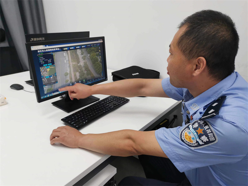 水上分局民警操作无人机智慧巡控平台。成顺摄