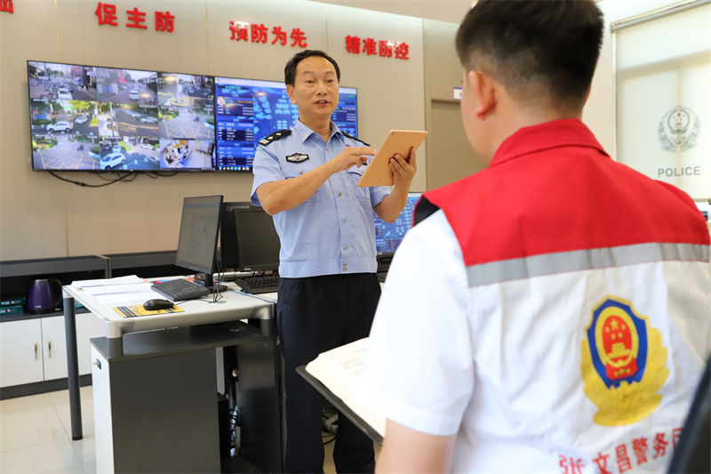 社区民警张文昌通过系统开展研判。周继昌摄