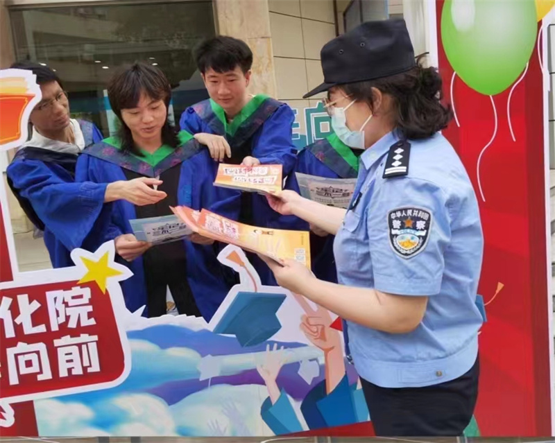 民警潘雪莎开展校园宣防。罗维舟摄