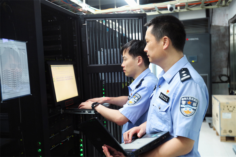 科信民警在机房工作中。徐飞摄