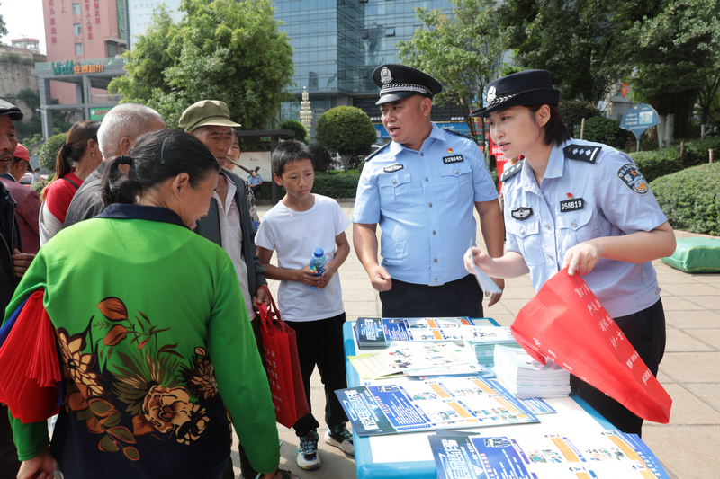 发放宣传单、现场讲解等方式开展宣传。