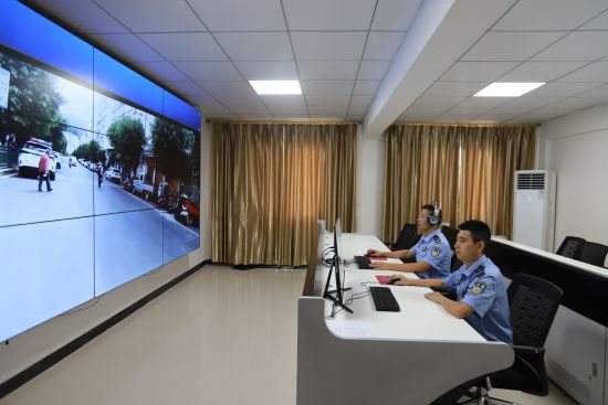 图为巫山县大昌派出所指挥室民警通过“情指行”一体化2.0平台实时调度附近的民警前往现场协调处理。巫山县委宣传部 供图